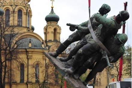 В Госдуме предлагают закрыть выезд из России за разрушение военных памятников