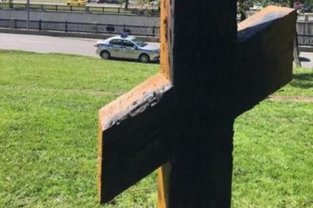 В Спасо-Андрониковом монастыре подозревают сатанистов в поджоге креста