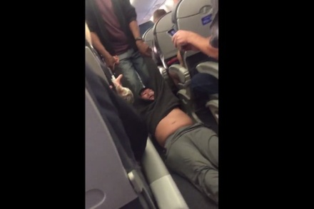 United Airlines вернёт деньги всем пассажирам после скандала на борту самолёта