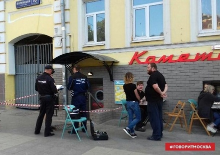 Мужчина с ножом устроил дебош в баре в центре Москвы