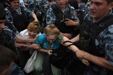 СМИ сообщают о задержаниях в Москве на акции в поддержку Голунова