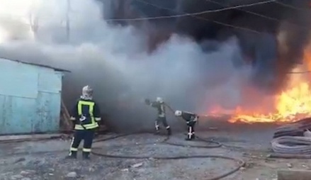 Пожар произошёл на рынке стройматериалов в Баку