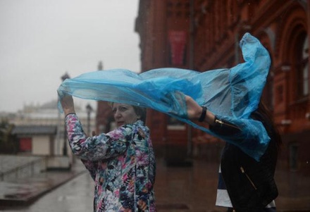 Синоптики предупреждают о сильном ветре в Москве до конца дня