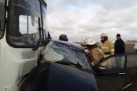 Семь человек пострадали в ДТП с участием автобуса в Омске