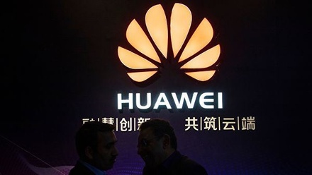 Компания Huawei наказала сотрудников за новогоднее поздравление с помощью iPhone