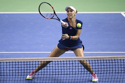 Елена Веснина обыграла Винус Уильямс в четвертьфинале теннисного турнира