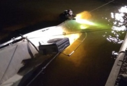 11 человек погибли на затонувшем после столкновения с баржей катамаране