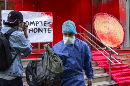 Демонстранты залили красной краской вход в здание Минздрава Франции