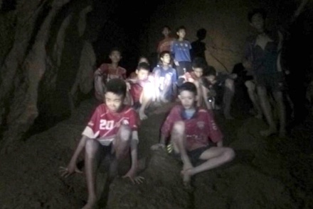 В Таиланде спасли всех заблокированных в затопленной пещере