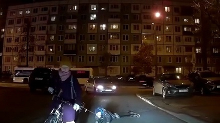 В Казани мать привязала к велосипеду сына на самокате