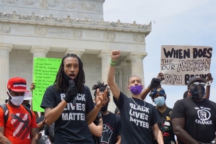 В Вашингтоне протесты переросли в столкновения с полицией