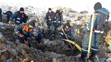 Эксперты опознали останки первых двух жертв крушения Ан-148