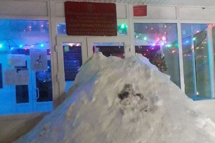 Жители посёлка под Самарой завалили снегом вход в здание районной администрации
