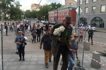 Люди несут цветы к редакции радио «Говорит Москва» в память о Сергее Доренко