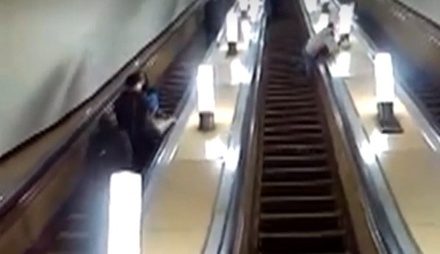 В Москве пассажир метро разбил светильник эскалатора и повредил сонную артерию