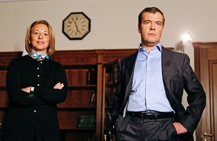 Тимакова назвала политическим заказом опрос о поддержке работы Медведева
