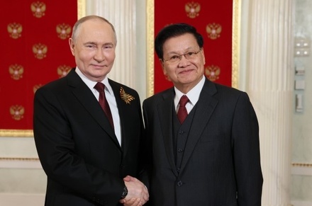Президент Лаоса поблагодарил Владимира Путина за приглашение на парад Победы