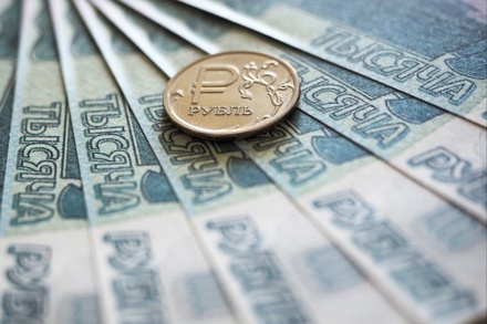 Рубль начал снижение из-за планов Казначейства купить валюту