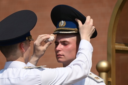 Церемония развода караулов Президентского полка в Москве отменили из-за жары