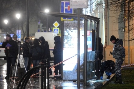 Автомобиль сбил трёх человек на автобусной остановке в Москве