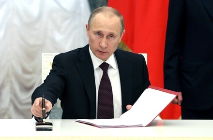 Владимир Путин повысил минимальный размер зарплаты до 6204 рублей