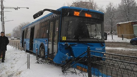 Автобус наехал на ограждение у метро «Сходненская»