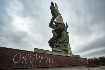 В Риге возбудили дело из-за осквернения памятника советским воинам
