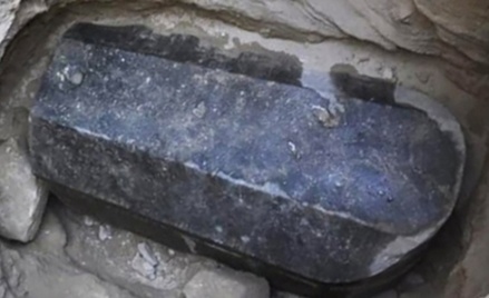В Египте прервали вскрытие древнего чёрного саркофага