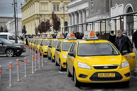 Половина таксистов в Москве выступила за повышение тарифов на поездки