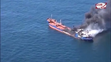 После пожара российский танкер отбуксируют в Баку