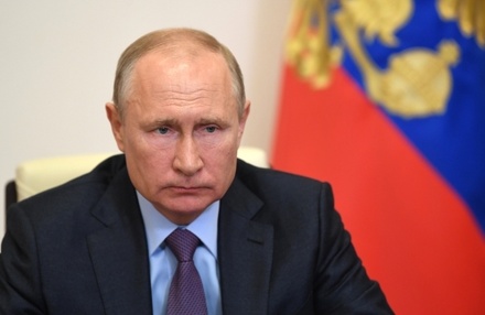 Владимир Путин поручил перевести медикам полагающиеся надбавки