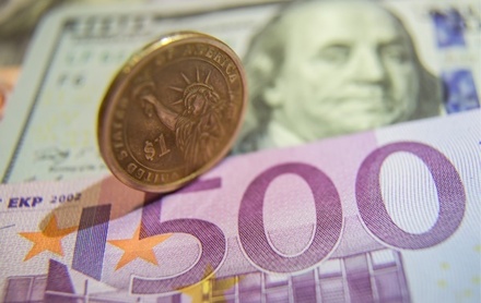 Евро дешевеет к мировым валютам на фоне греческого кризиса