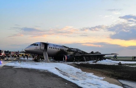 Sukhoi Superjet-100 после приземления в Шереметьеве выгорел полностью