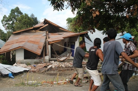Число жертв землетрясения в Индонезии превысило 430