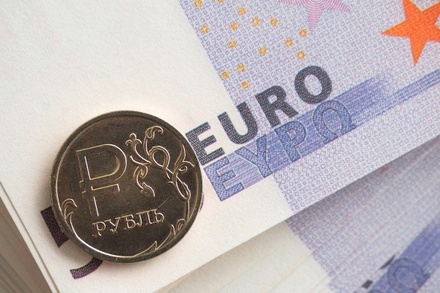 Центробанк повысил курс евро на 26 копеек