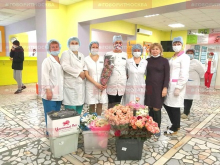 Цветочники отправили букеты врачам российских клиник