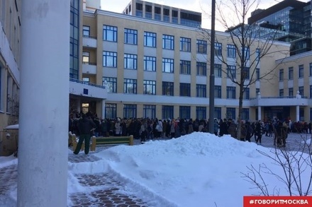 Очевидцы сообщили об эвакуации детей из школы в центре Москвы