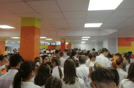 Ученики краснодарской школы с 24 первыми классами пожаловались на очереди в столовой