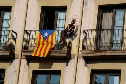Власти Испании приостановили автономию Каталонии и отстранили правительство