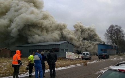 После пожара на заводе в Эстонии более 40 человек почувствовали симптомы отравления