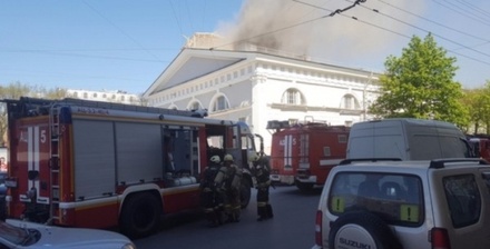 Для тушения пожара в Манеже в Петербурге МЧС пришлось вскрыть кровлю
