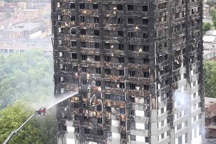СМИ сообщили о причинах быстрого распространения огня при пожаре в высотке Лондона