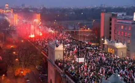 В центре Варшавы начались столкновения националистов с полицией