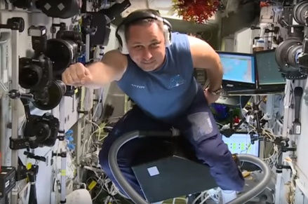 Российский космонавт опубликовал видео полёта на пылесосе