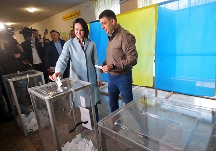 Премьер-министр Украины поздравил Зеленского с победой на выборах