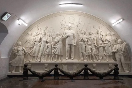 В московском метро открыли скульптурную композицию с Иосифом Сталиным