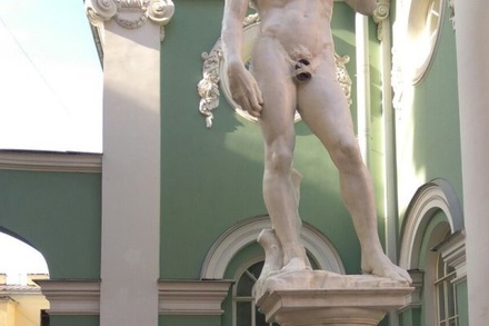 Художники одели статую Давида в Петербурге, чтобы показать абсурдность спора о его наготе