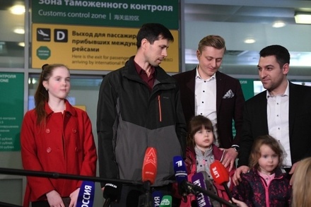 Вывезший своих детей из Швеции многодетный отец прилетел из Варшавы в Москву