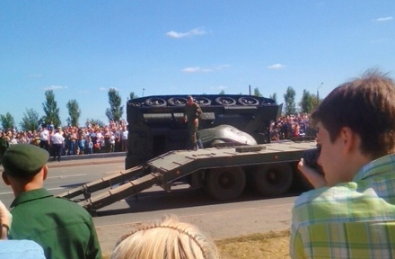 В Курске после парада перевернулся танк Т-34