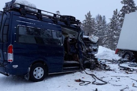 В Якутии большегрузный автомобиль столкнулся с микроавтобусом